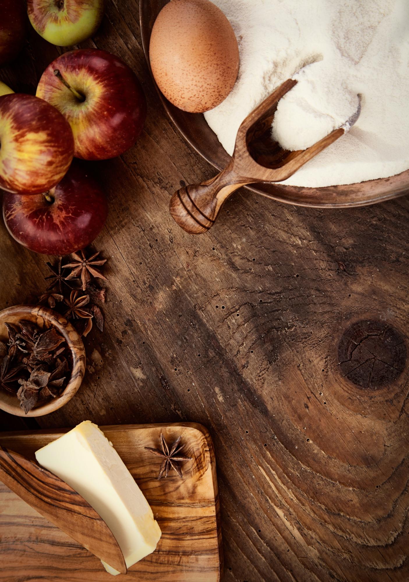 Banco di lavoro con utensili e ingredienti selezionati