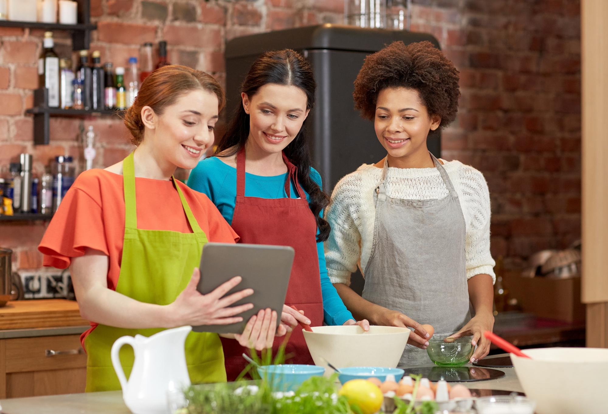 Sessione pratica con studenti in cucina condivisa