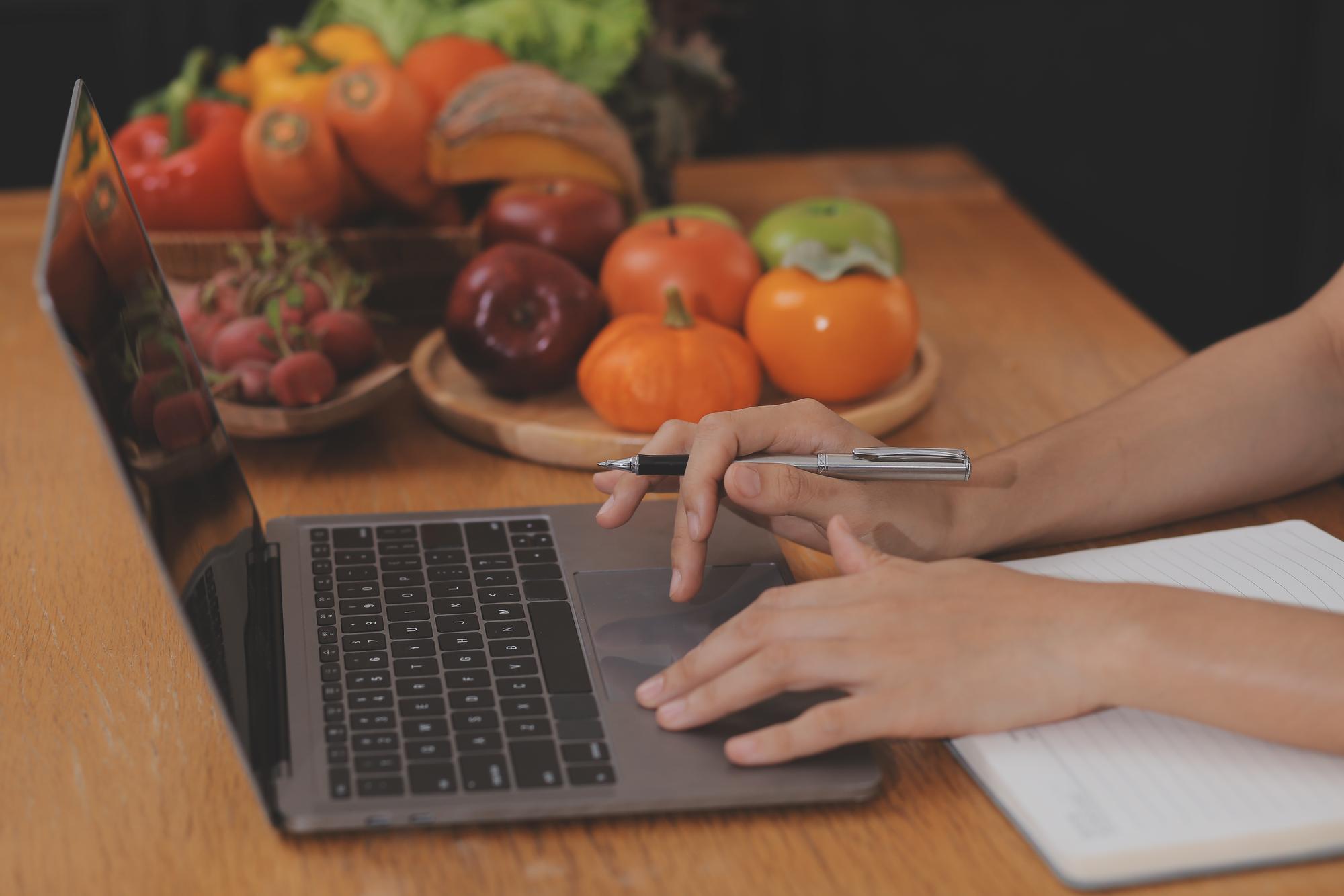 Nutritionist che esamina etichette